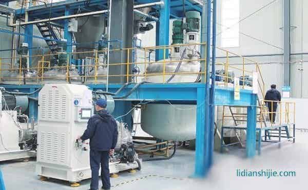 朗晟新能源科技有限公司工人正在廠房?jī)?nèi)操作設(shè)備