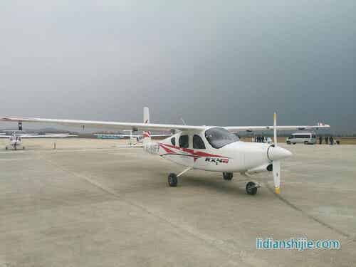 我國(guó)自主研制新能源四座電動(dòng)飛機(jī)沈陽(yáng)首飛