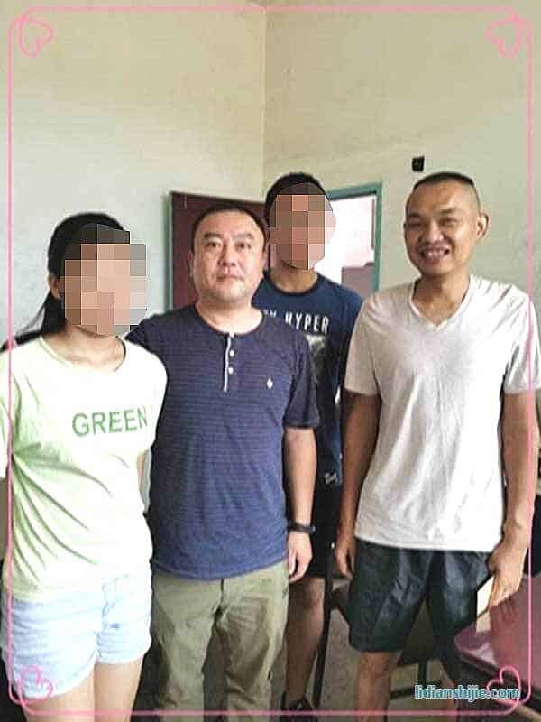 魏立榮先生和孩子一起去C151班易*同學(xué)家慰問