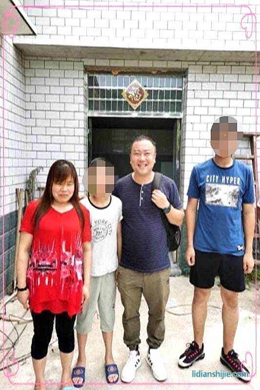 魏立榮先生和孩子一起去六1班郭*妍同學(xué)家慰問