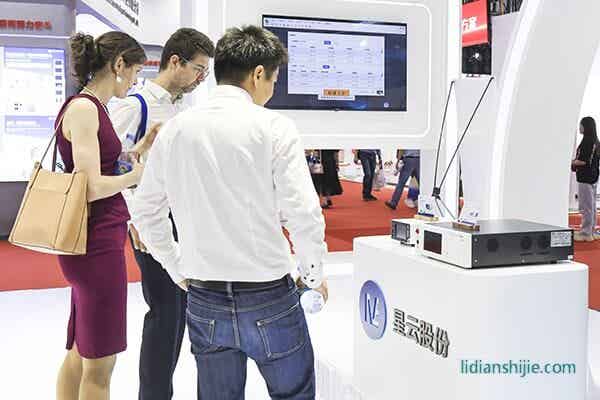 星云電芯能量回饋充放電設備直流母線供電共享系統（右）在展會中亮相