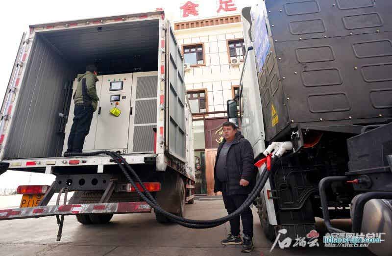 新疆萬驛通新能源有限公司采購的新疆首臺(tái)3C儲(chǔ)充移動(dòng)站為自己購買的電動(dòng)重卡充電