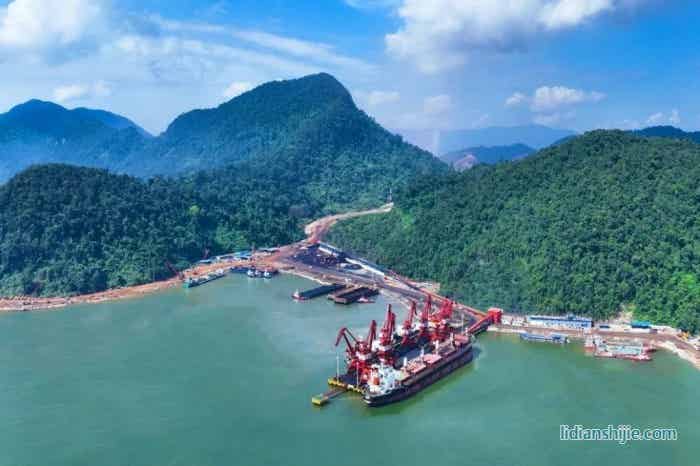 超萬金噸鎳產(chǎn)品在中偉印尼北莫羅瓦利產(chǎn)業(yè)基地園區(qū)碼頭裝載完畢