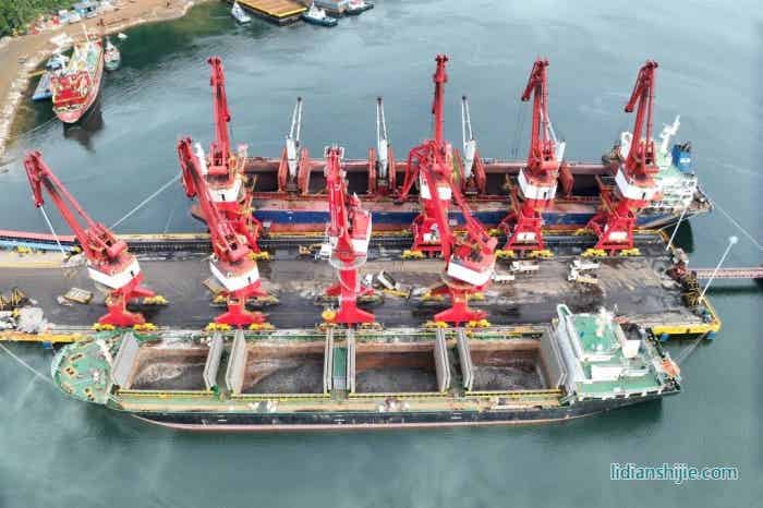 超萬金噸鎳產(chǎn)品在中偉印尼北莫羅瓦利產(chǎn)業(yè)基地園區(qū)碼頭裝載完畢