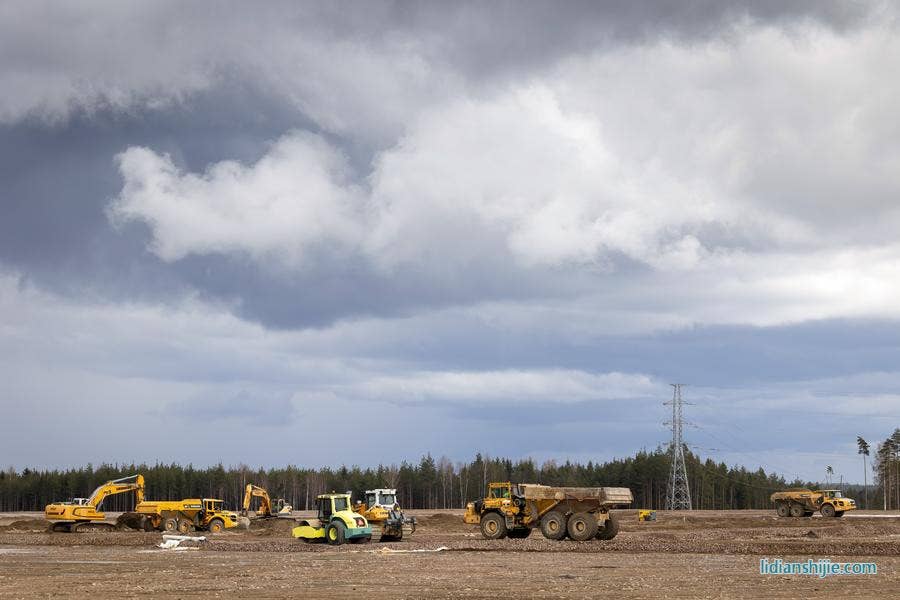 4月29日在芬蘭東南部城市科特卡拍攝的中芬合資、芬蘭首家鋰電池材料工廠施工現(xiàn)場