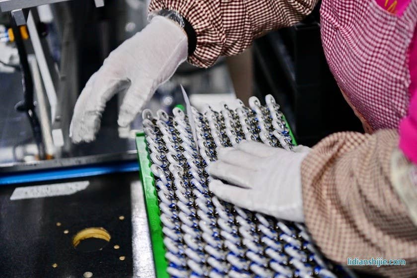 江西省撫州市一新能源科技公司鋰電池生產(chǎn)車間里，工人在加工出口的新能源鋰電池