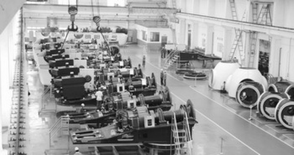 明陽電氣集團公司生產車間的風力發電設備